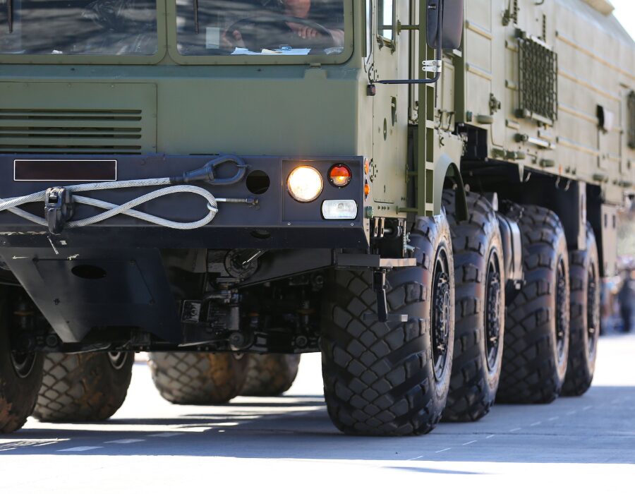 Tank militaire avec des soldats sur une route poussiéreuse 