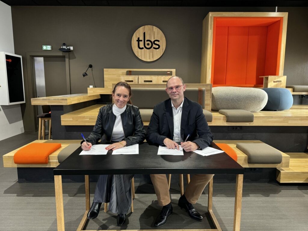 Thomas Henin, Group Marketing Director at APEM, and Stéphanie Lavigne, Managing Director of TBS Education, sign the partnership agreement.