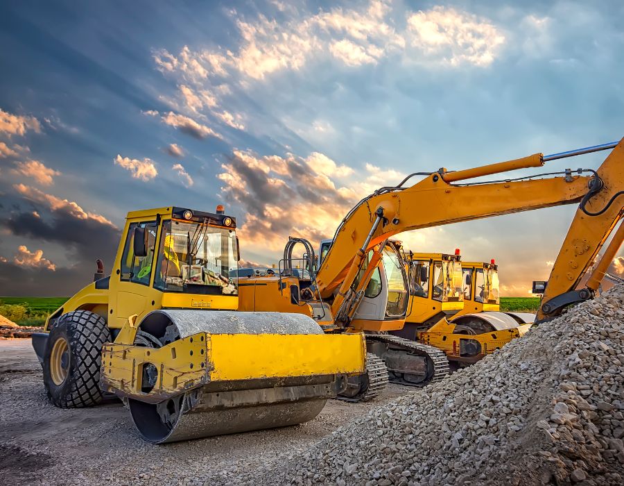 Équipements de construction lourds sur un chantier.