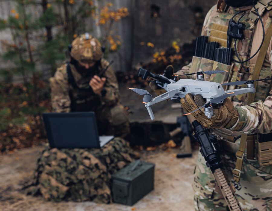 Un soldat se préparant à déployer un drone de reconnaissance à l’aide d’une commande au pouce.