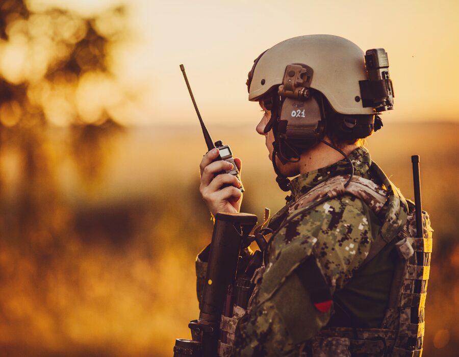 Un militaire utilisant une commande radio