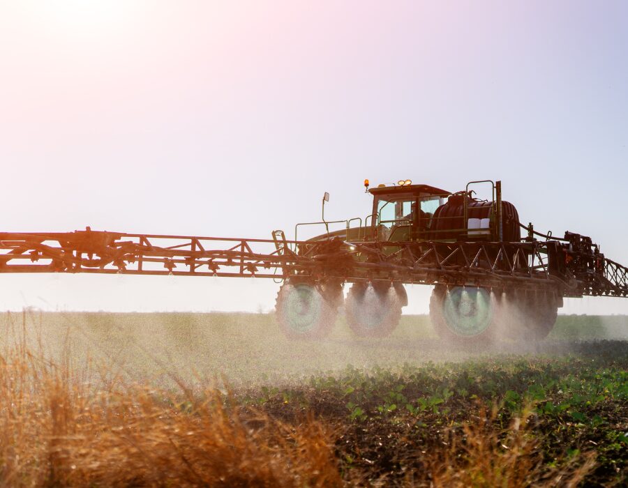 Grande machine agricole pulvérisant des cultures